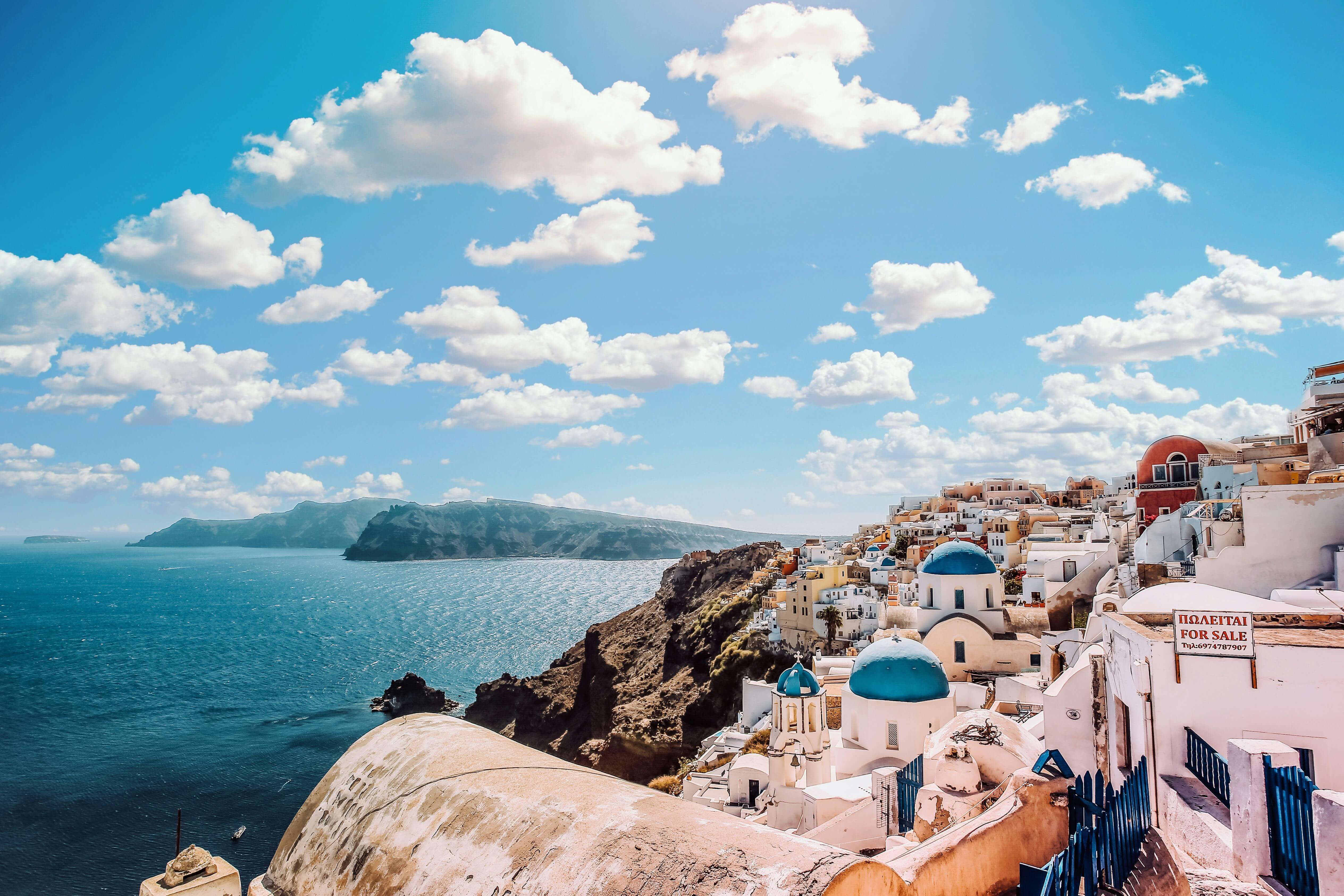 Cielo azzurro su città in Grecia in riva al mare